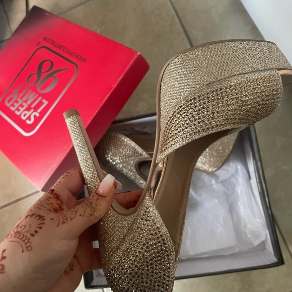 Golden heels - Picture 3 of 5